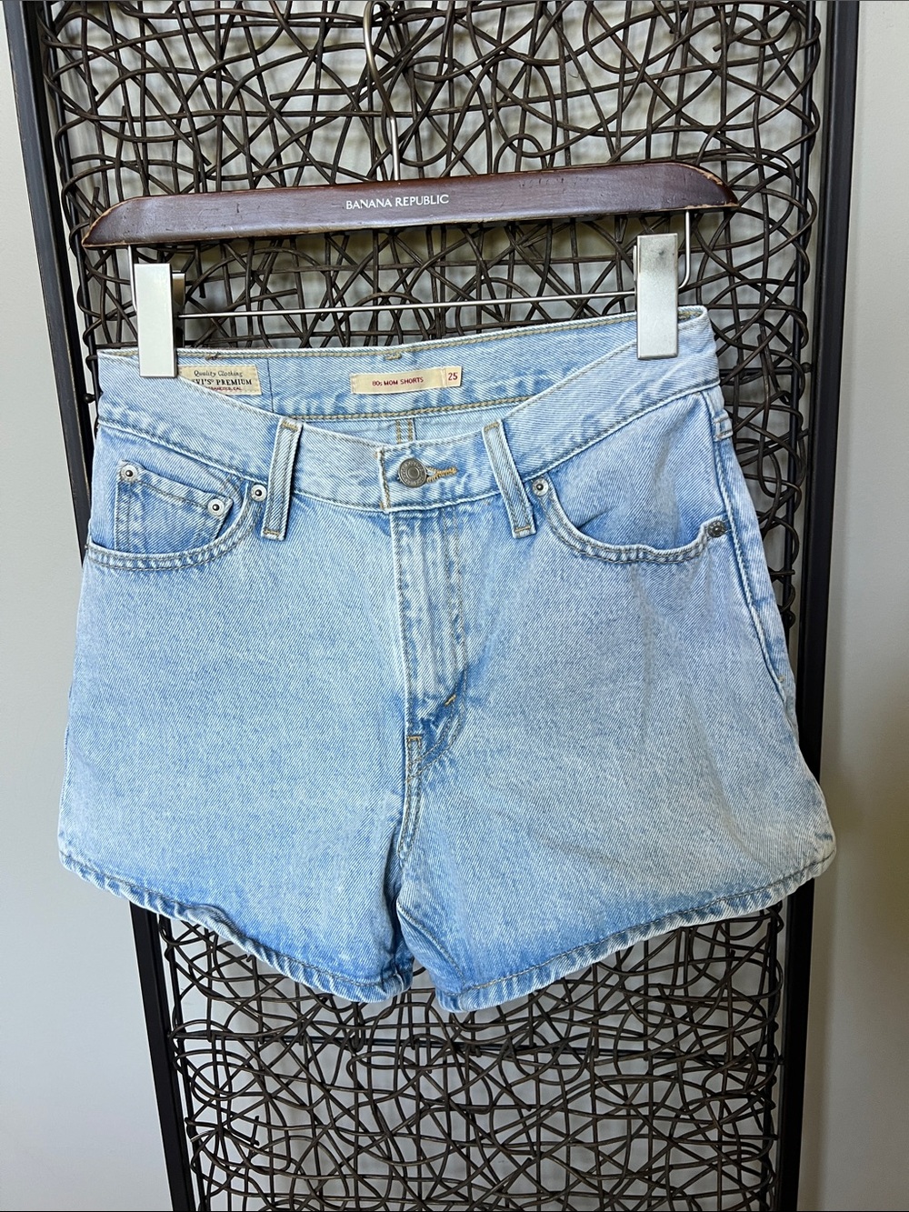 Levi's Premium '90s Mom denim shorts light wash 25 waist 3.5” inseam retro Y2K